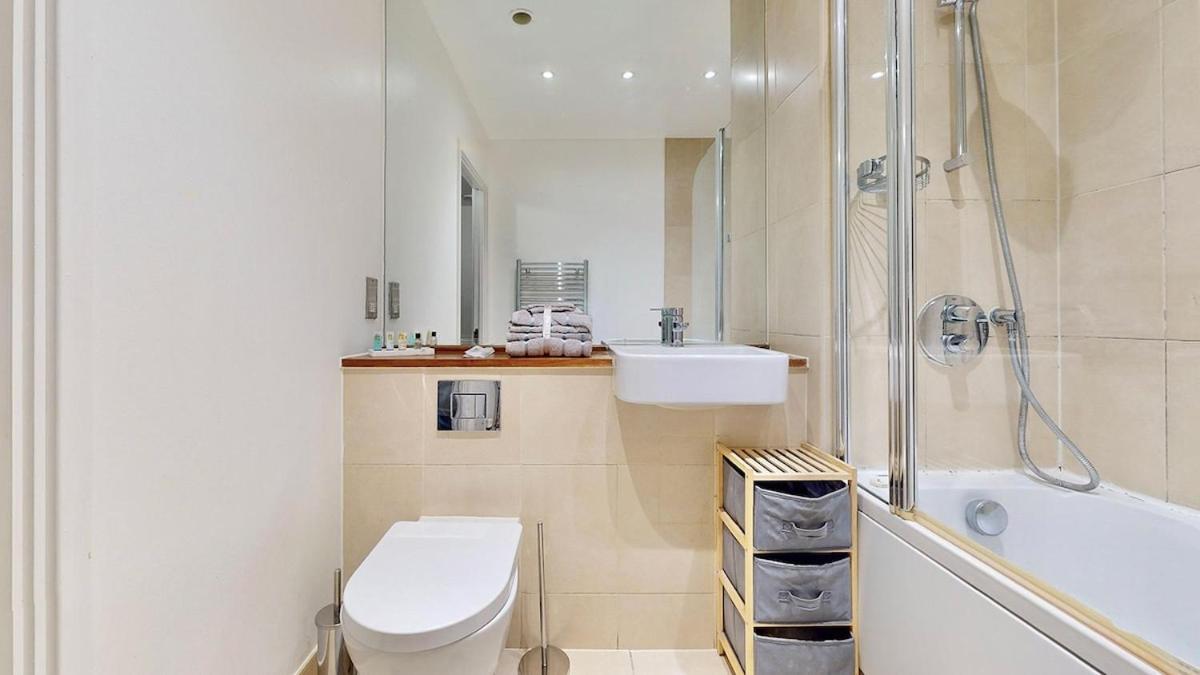 Appartamento 10 Mins From Abba Arena With Free Parking *